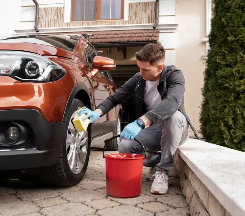 Lavage auto à domicile La Villetelle : professionnel intervenant sur un véhicule